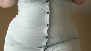 Толстушка танцует стриптиз и пьет вино