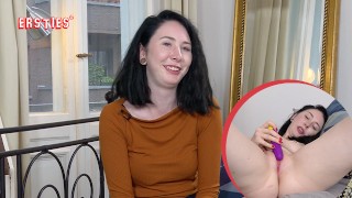 Ersties: Junge Studentin Joana besorgt es sich mit ihrem Lieblingsspielzeug