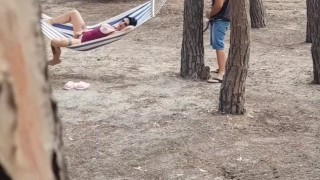 Turista viene scopata in pineta da un guardone