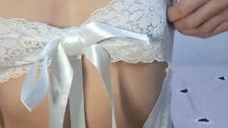 Me gusta hacer rebotar mis senos en lenceria