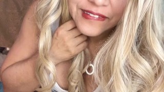 Rubia caliente abriendo el culo para ti