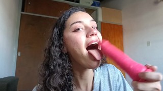 Sexy latina mamando un Dildo lo disfruta como si fuese real